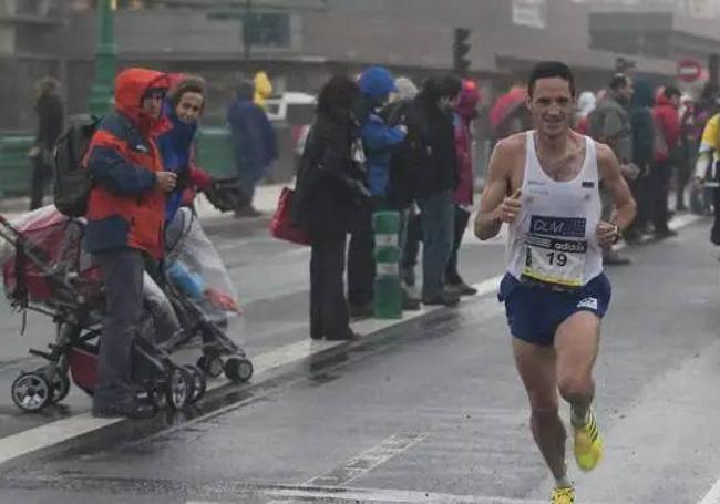 El atleta maratoniano salmantino Rafa Iglesias, vencedor de la carrera en 2009, unos metros antes de la llegada a meta.