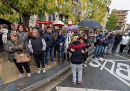 Familiares y vecinos de Estella muestran su dolor.