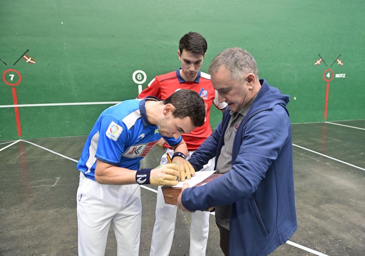 Zubizarreta III firma ante Egiguren V y el seleccionador Alustiza.