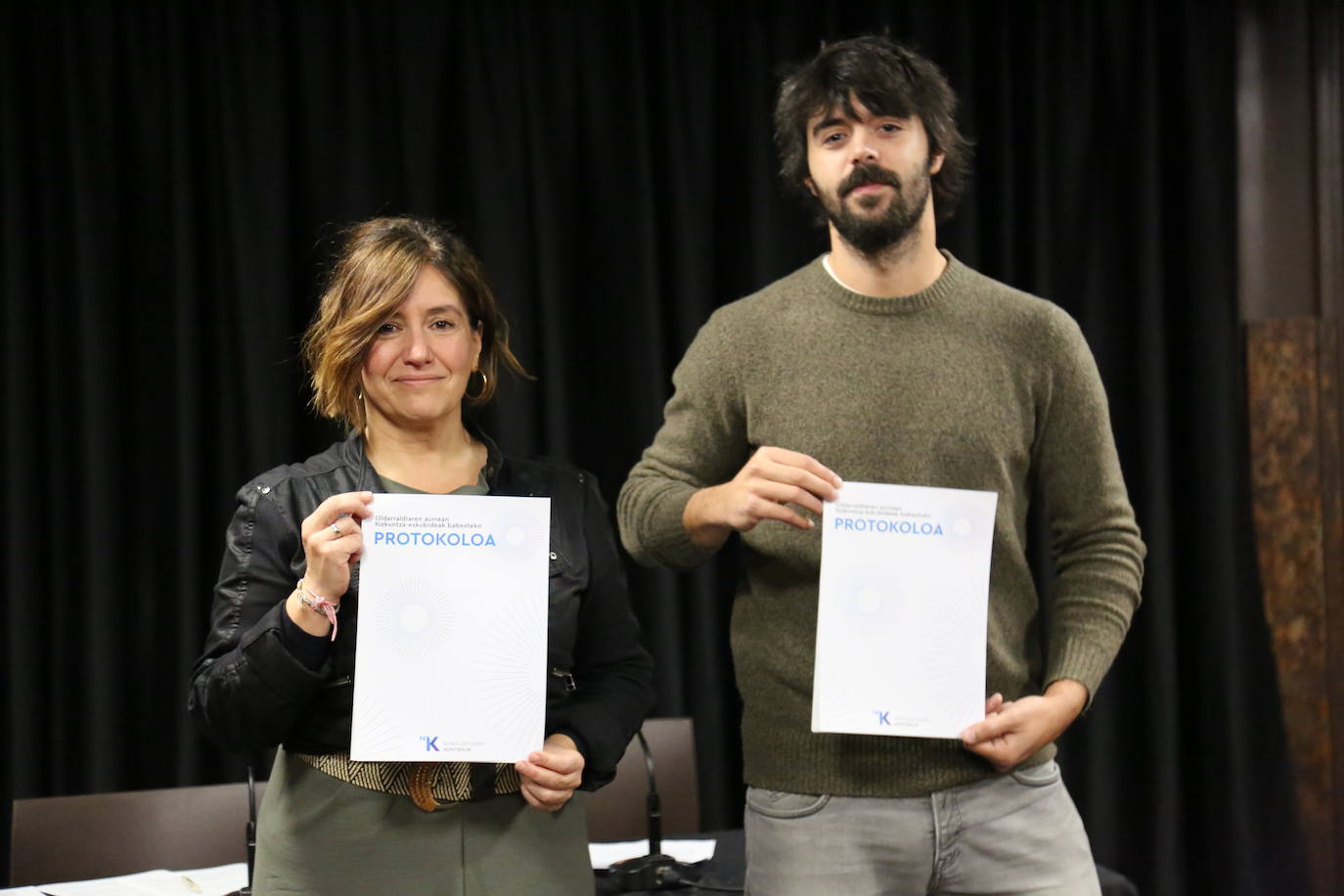 Idurre Eskisabel Euskalgintzaren Kontseiluko idazkari nagusiak eta Manex Mantxola Kontseiluko koordinatzaileak aurkeztu dute Bilbon protokoloa.