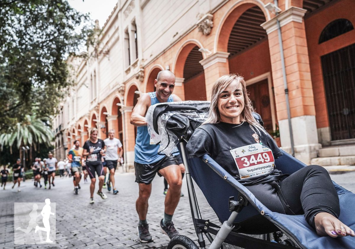 Ejemplo. Sergio empuja la silla de Naiara en una de las pruebas en las que ha participado recientemente.