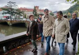 Goia, junto a Nekane Arzallus y Aitor Esteban, en las inmediaciones de los cuarteles de Loiola