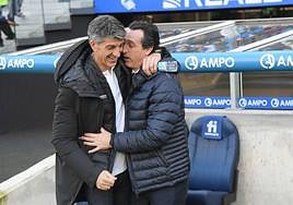 Imanol y Emery se abrazan antes de un partido en el Reale Arena.