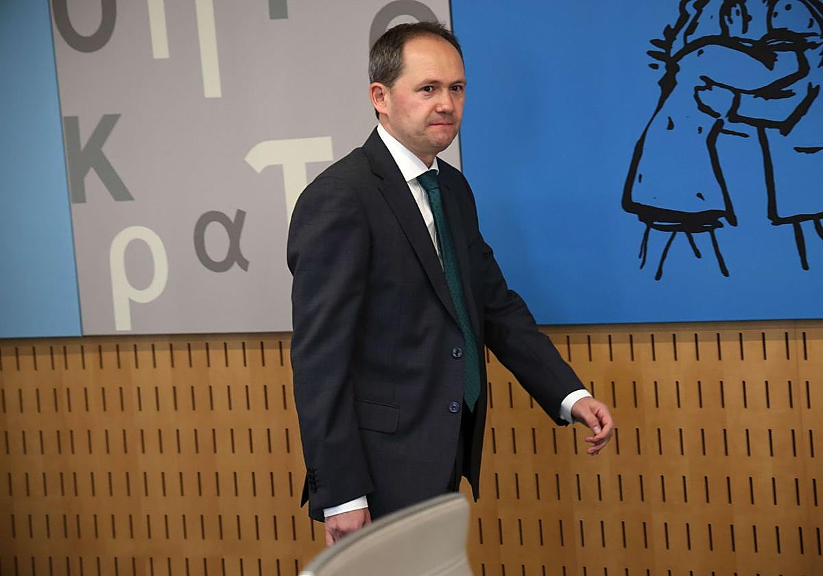 El diputado de Hacienda y Finanzas, Jokin Perona, a su llegada a las Juntas de Gipuzkoa.