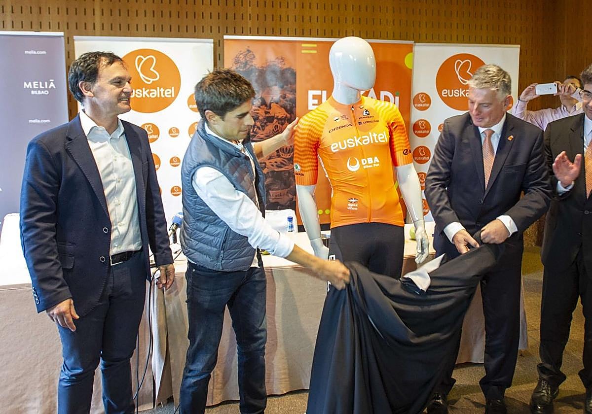 Jesús Ezkurdia y Mikel Landa presentan un maillot del Euskaltel.