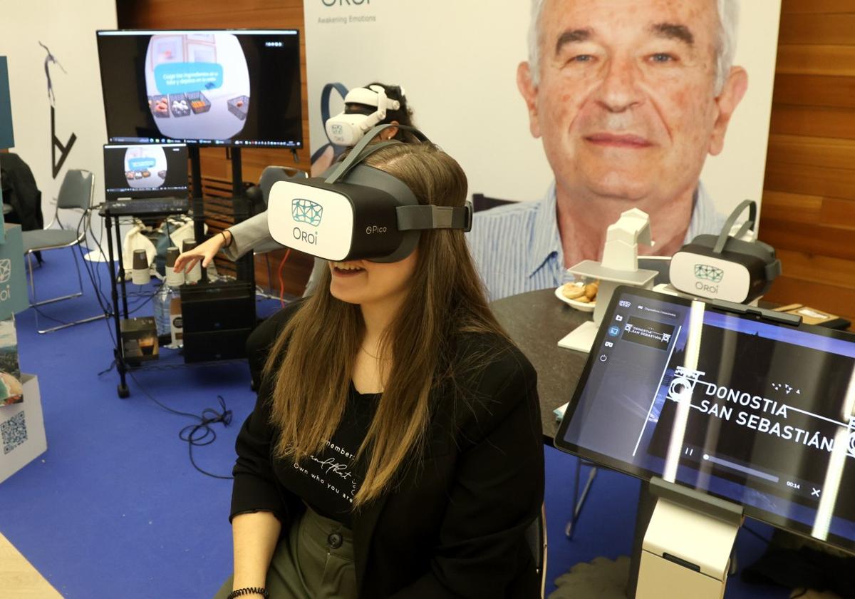 Asistentes al congreso prueban unas gafas de realidad virtual.