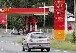 Un vehículo circula junto a una gasolinera de Irun.