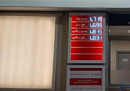 Panel de precios de este miércoles de la gasolinera de Narrondo, en Zumaia con el precio del gasóleo por encima de la gasolina 95.