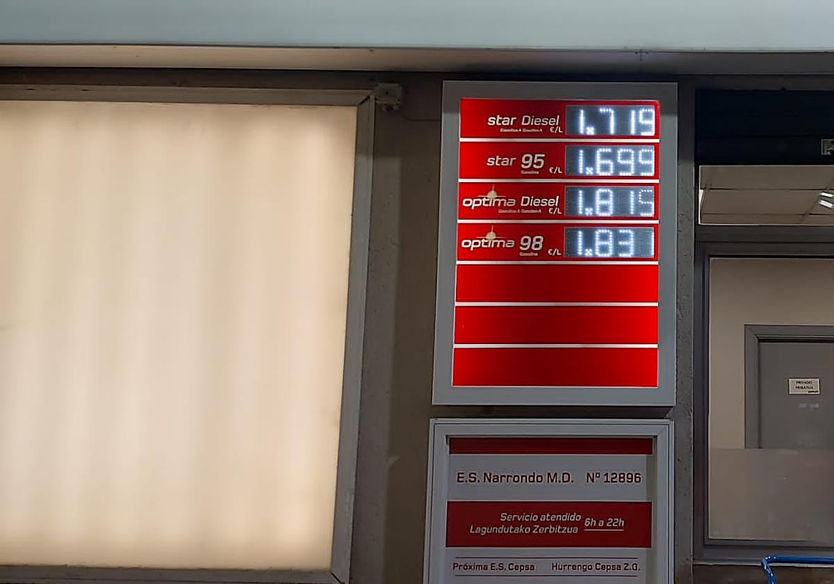 Panel de precios de este miércoles de la gasolinera de Narrondo, en Zumaia con el precio del gasóleo por encima de la gasolina 95.