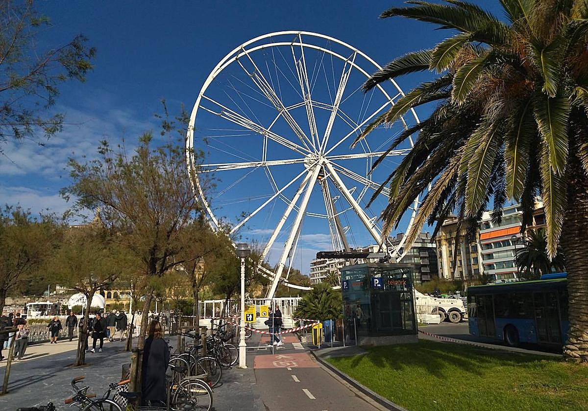 El montaje de la noria de Alderdi Eder avanza a buen ritmo y ayer ya podía vislumbrarse la silueta circular de la atracción. Todavía faltan por colocar las 24 cabinas y el resto de elementos para que pueda empezar a funcionar a partir del sábado 18. La noria, de 32 metros de altura, permanecerá instalada hasta después del día de San Sebastián.