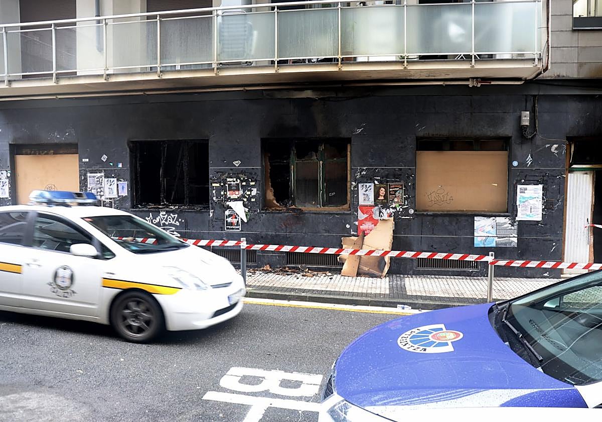 El local, situado en un bajo en Egia, quedó totalmente calcinado tras el incendio.