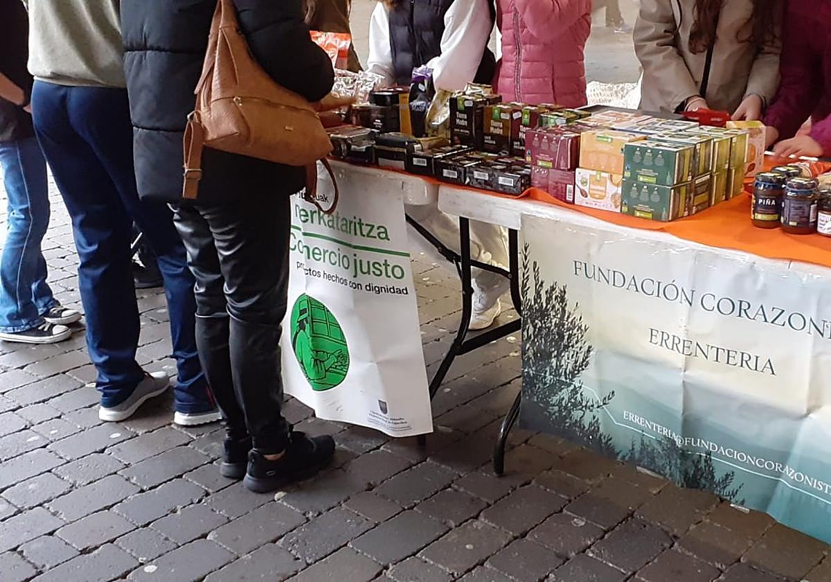 El punto de venta del Comercio Justo volverá a estar instalado este sábado en la entrada a la plaza Xabier Olaskoaga desde la calle Viteri.
