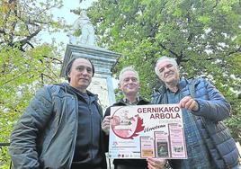 Juan Luis Aranburu, Jon Luqui y Gontzal Mendibil presentaron los actos ayer ante la estatua de Iparragirre.