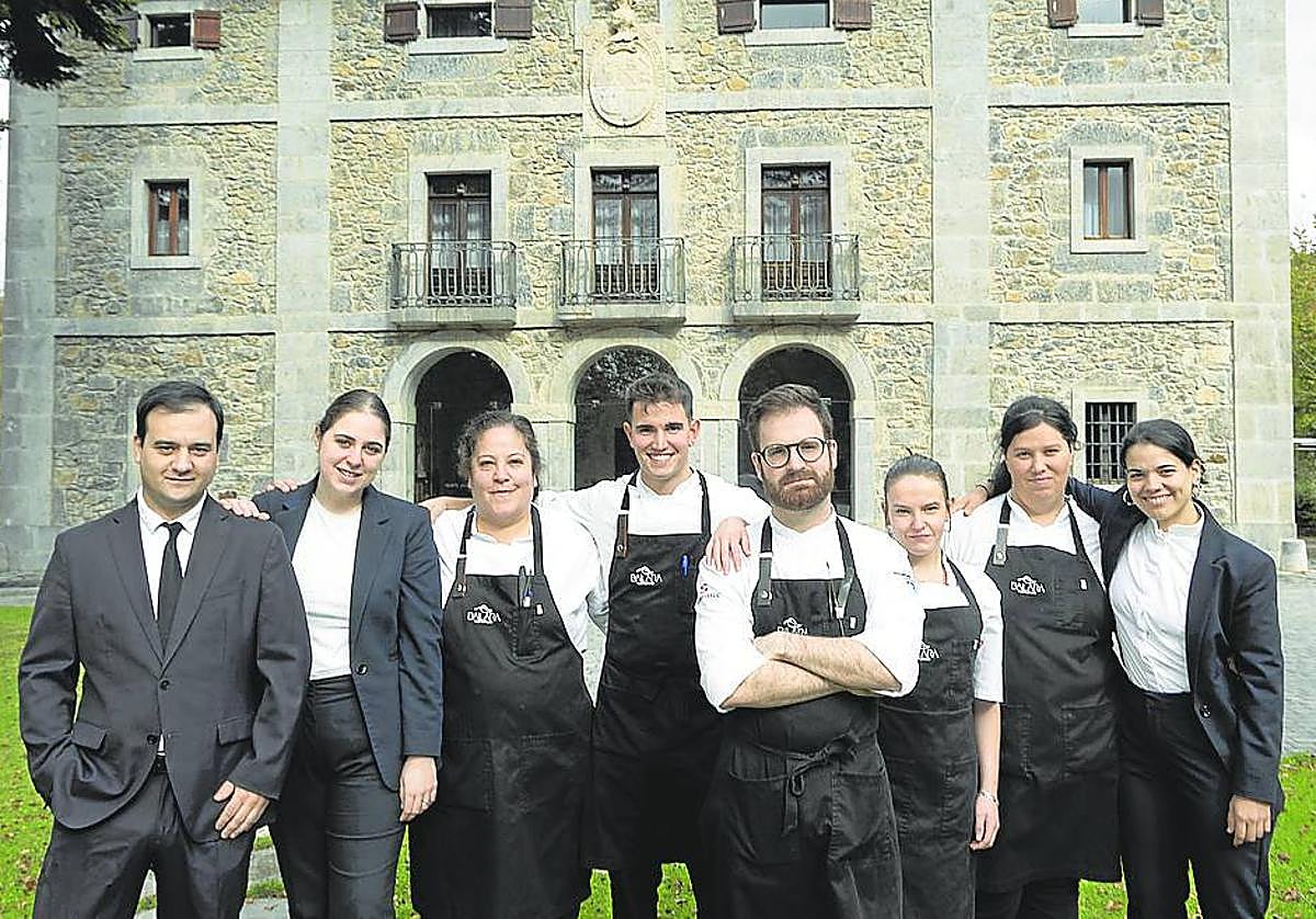 El equipo del Bailara, ante el imponente Iriarte Jauregia Hotel.