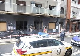 El local, situado en un bajo en Egia, quedó totalmente calcinado tras el incendio.