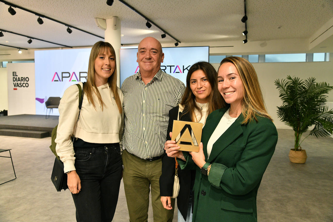 Amets Pita Leforestier, Iñaki Aramburu, Daniela Paz Díaz y Rebeca Aramburu (piloto y primera mujer en ganar una prueba de drift del Campeonato de España) posando con el premio Apartak.