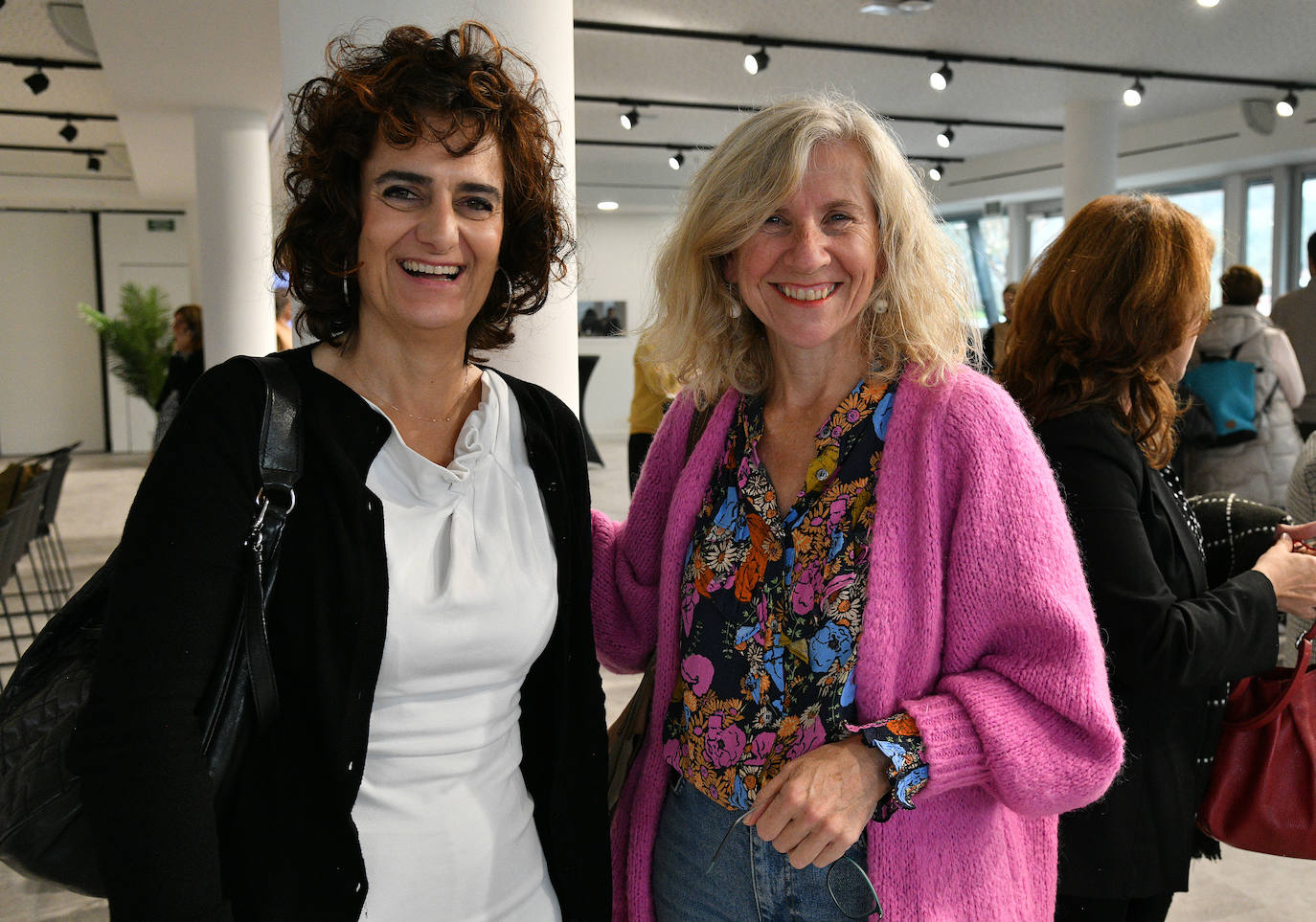 Amaia Sánchez Jauregi (Gerente de La Perla) junto a la periodista Miren Elósegui Larrañeta.