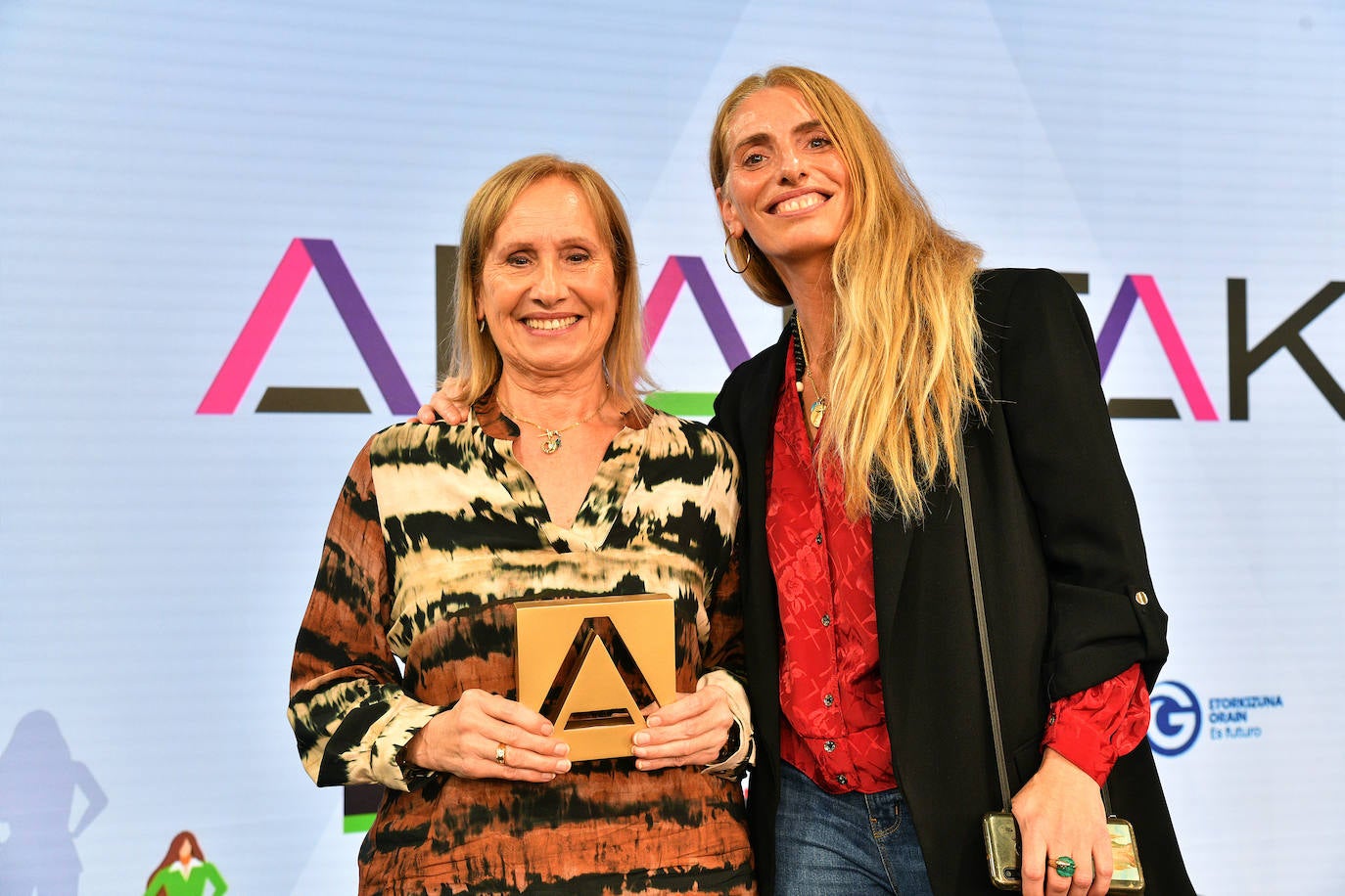Purificación Alonso (galardnada por ser la primera chofer de Lurraldebus) junto a su hija Ainara Muxica.