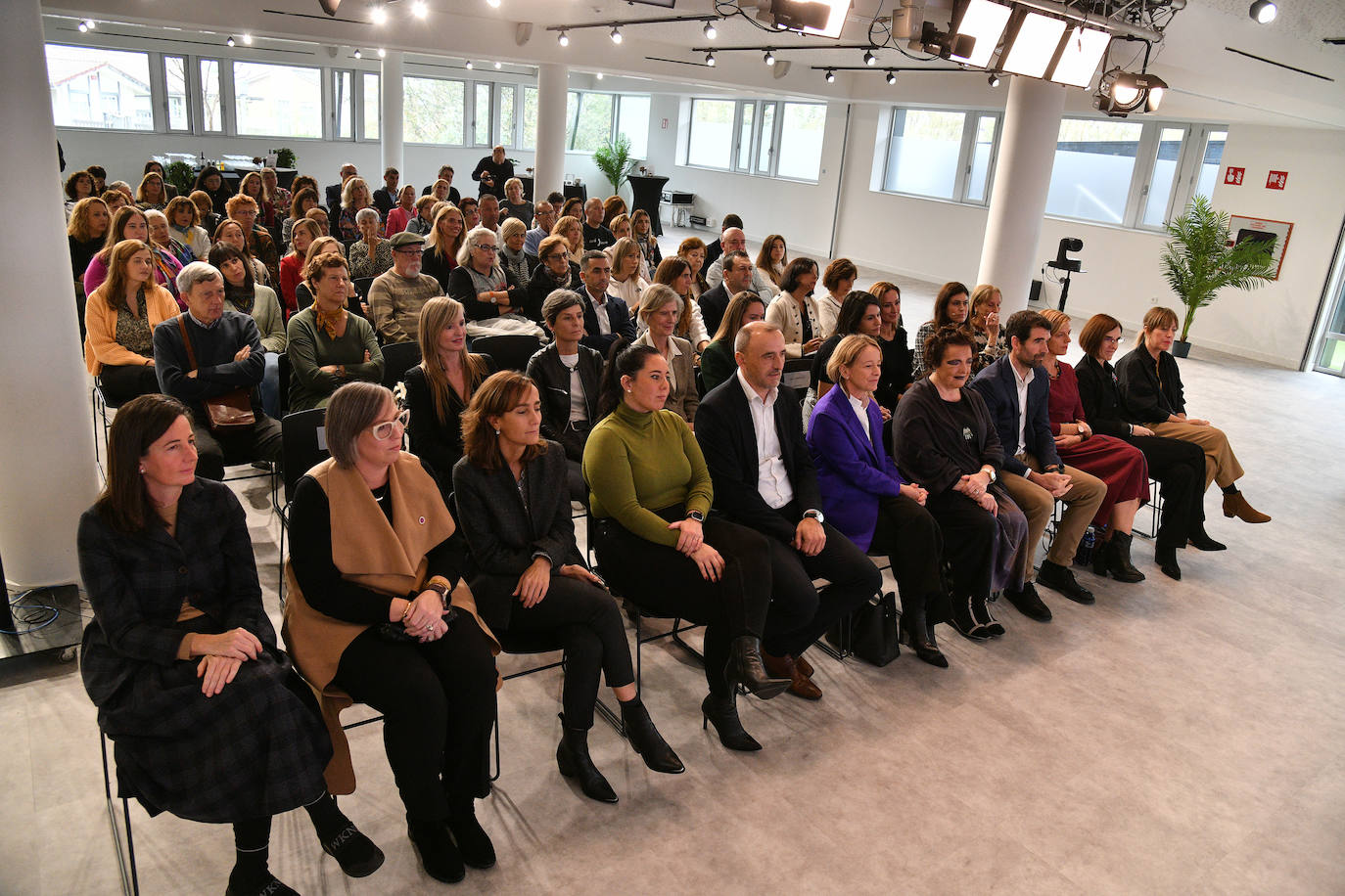 Esta primera edición de los Premios Apartak reunió en las instalaciones del Diario Vasco en Miramón a una nutrida representación institucional encabezada por la diputada general, Eider Mendoza.