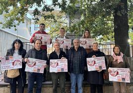 Organizadores y colaboradores tras la presentación de la iniciativa, ayer, en la plaza Iparragirre.