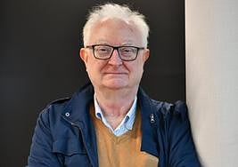 Luis Lizasoain, experto en métodos educativos, posa antes de la entrevista en Donostia.