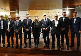 Ignacio Muñoz, Pablo Echart, Eduardo Junkera, Jon Ander de las Fuentes, Ane Insausti, Mauri Arregui, Ignacio Martín, Gaizka Zulaika y Jabier Larrañaga, ayer en Donostia.