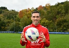Arbilla juega con un balón durante un entrenamiento del Eibar en Atxabalpe.