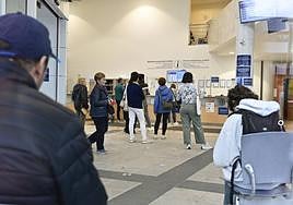 Varios pacientes aguardan en la sala de espera del centro de salud de Amara Berri, en Donostia.