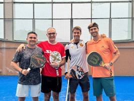 Juan Gómez, Iñaki Alaba, Xabi Prieto y Fernando Llorente posando en la pista de padel del Tenis de San Sebastián.