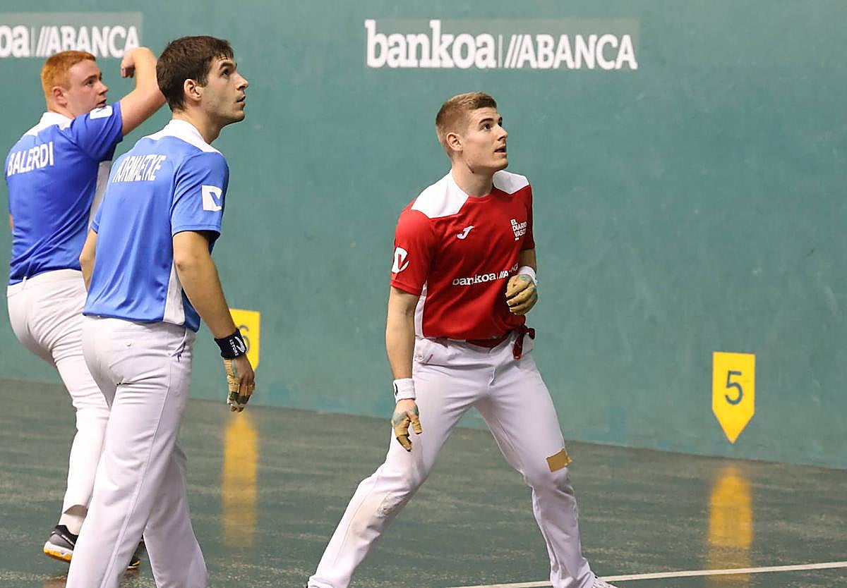 Hormaetxe y Apezetxea observan el pelotazo de Balerdi.