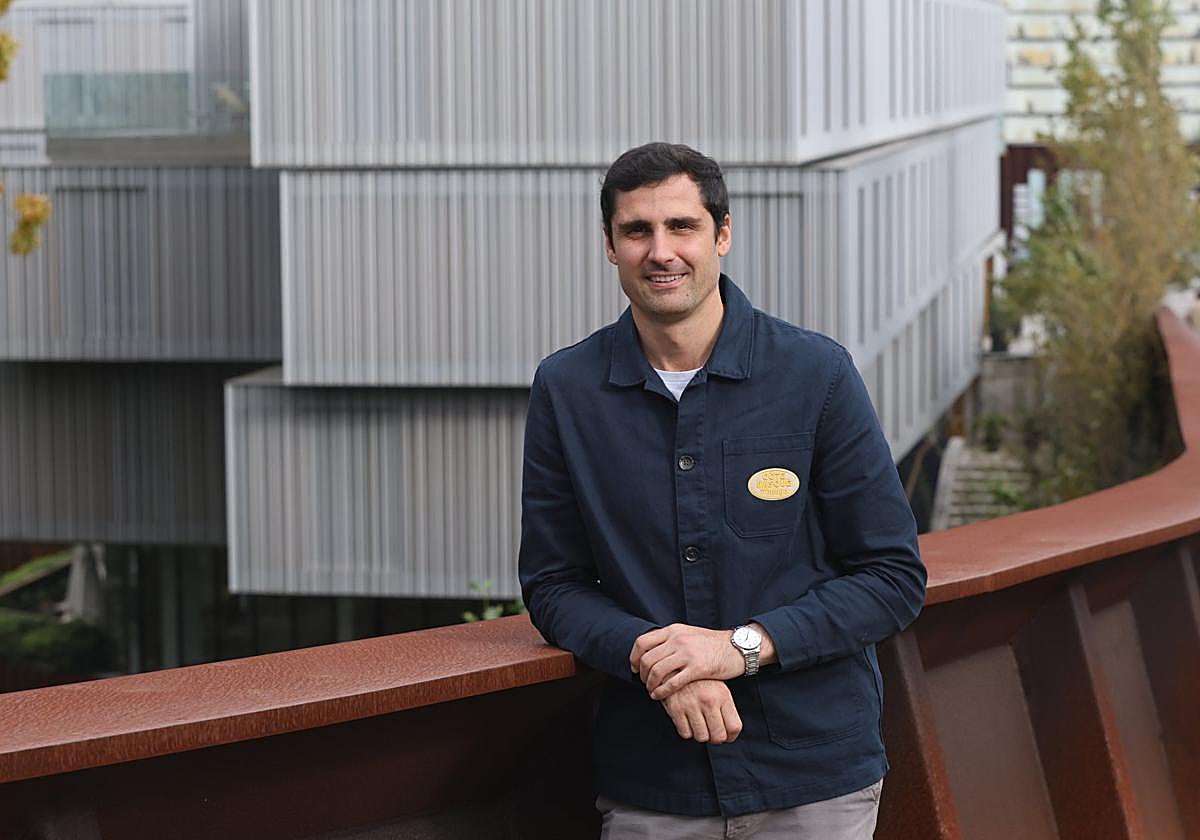 Mikel Lezama posa cerca del hotel Arima, situado frente a las Juntas de Gipuzkoa.