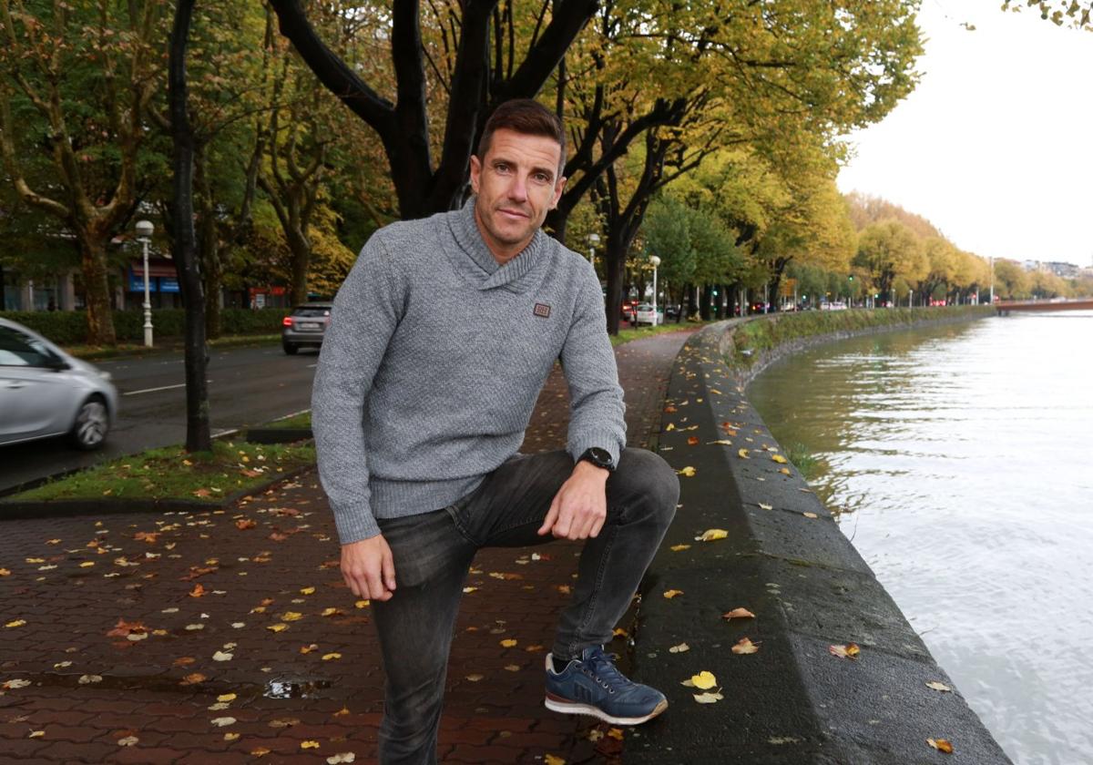 Javier Rodríguez, junto al lugar por donde descendió hasta el río Urumea para salvar la vida a un hombre.