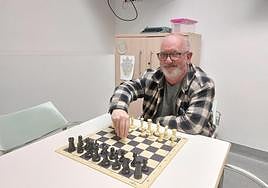 Juan Manuel Riesco, que imparte una charla el miércoles en Beraun Bera, mueve una ficha en el tablero de ajedrez.