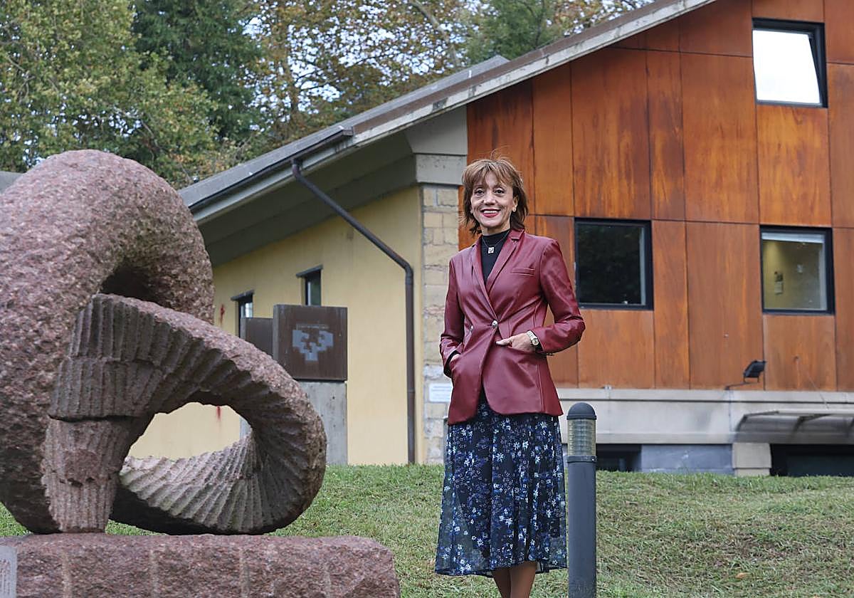 Eva Ferreira posa para la entrevista en la sede del vicerrectorado de la UPV en Donostia.
