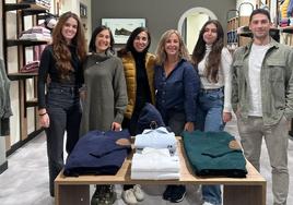 Representantes de la marca de moda sevillana masculina y dirigentes del Centro Comercial Garbera.