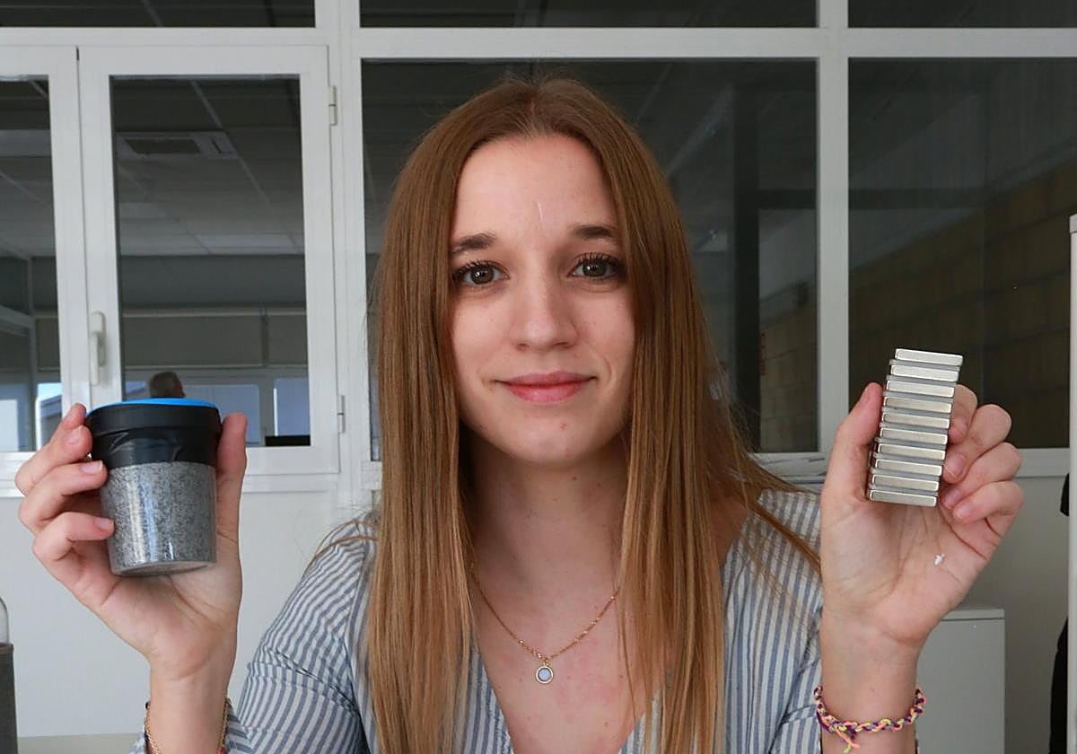 Luna Checa muestra imanes y polvo magnético.