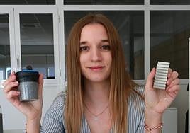 Luna Checa muestra imanes y polvo magnético.