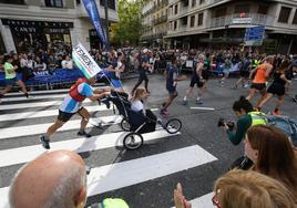 Naiara y Sergio, a escasos metros de cruzar la línea de meta del Boulevard en Donostia.