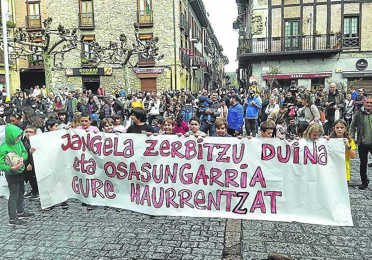 La pancarta del acto celebrado en Hernani.