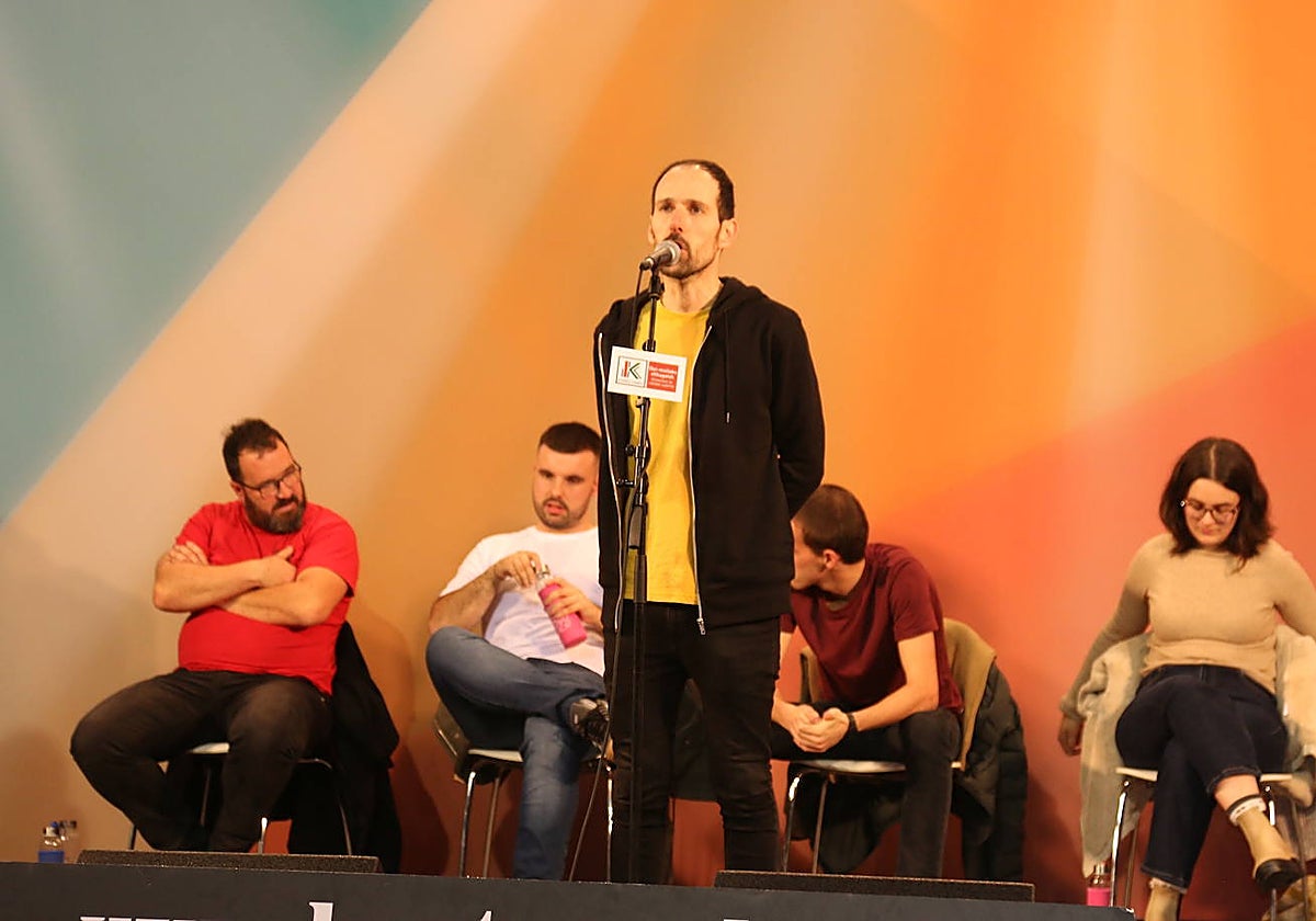 Xabat Galletebeitia Berrizko Olakueta frontoian kantuan.