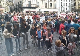 Alumnos, padres y personal de la ikastola Langile llenaron ayer la plaza del Ayuntamiento de Hernani con su protesta.