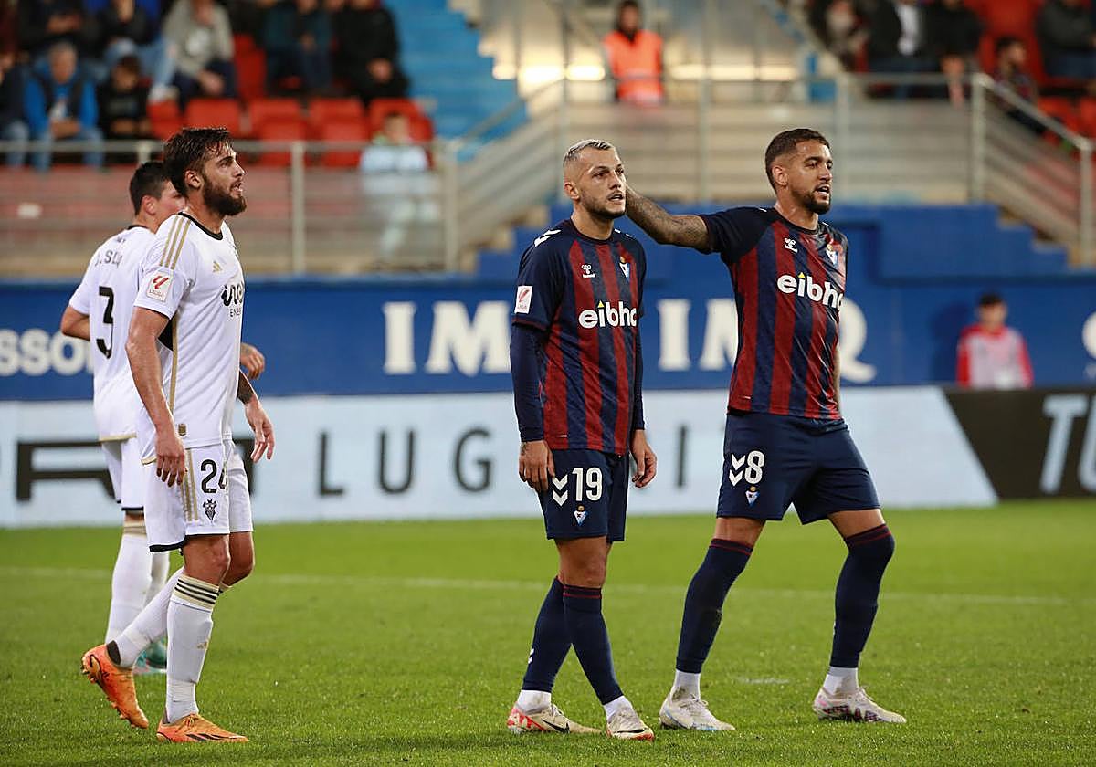 Matheus consuela a Stoichkkov tras fallar el penalti a lo Panenka.