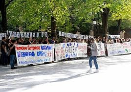 Concentración este lunes de los trabajadores de Aransgi, Gautena, Aspace, Atzegi y Fundación Goyeneche al frente de la Diputación en San Sebastián.