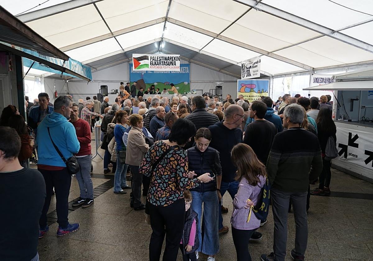 Los visitantes disfrutaron de un gran ambiente en la carpa durante la celebración del concurso de mondejus.