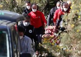 Agentes de la Ertzaintza trasladan el cadáver de la víctima, que fue hallado por un senderista al mes del crimen.