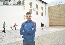 Andoni Gaskue posa sonriente en el frontón Toki Alai de Larraintzar.