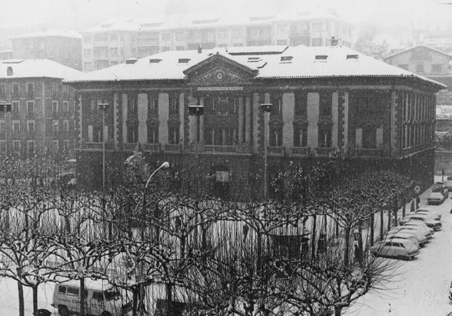 Casa consistorial de Eibar, en un día de nieve.