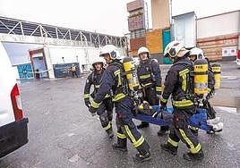 Varios bomberos participan en un simulacro anterior enGarbera