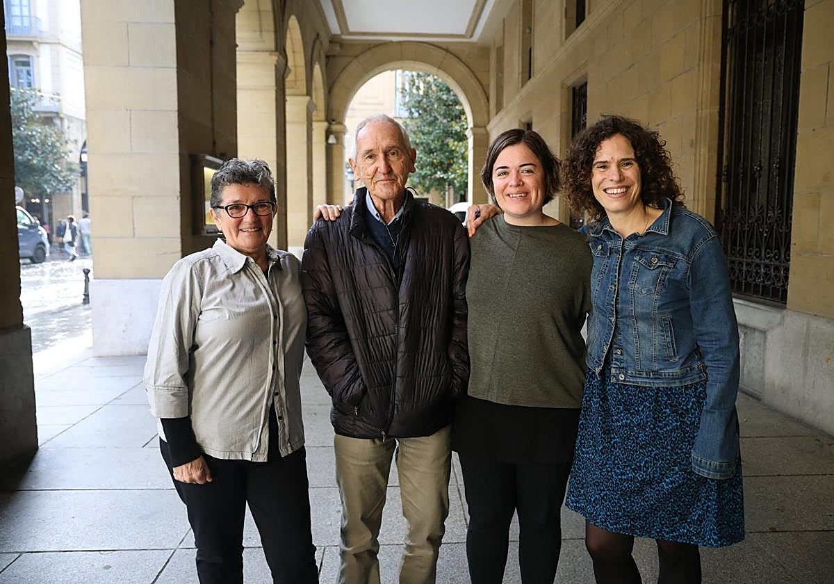 Ángel Olaran e integrantes de Medicus Mundi Gipuzkoa posan en el exterior de la Diputación.
