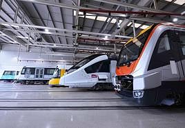 Varios trenes de CAF en las instalaciones de la compañía